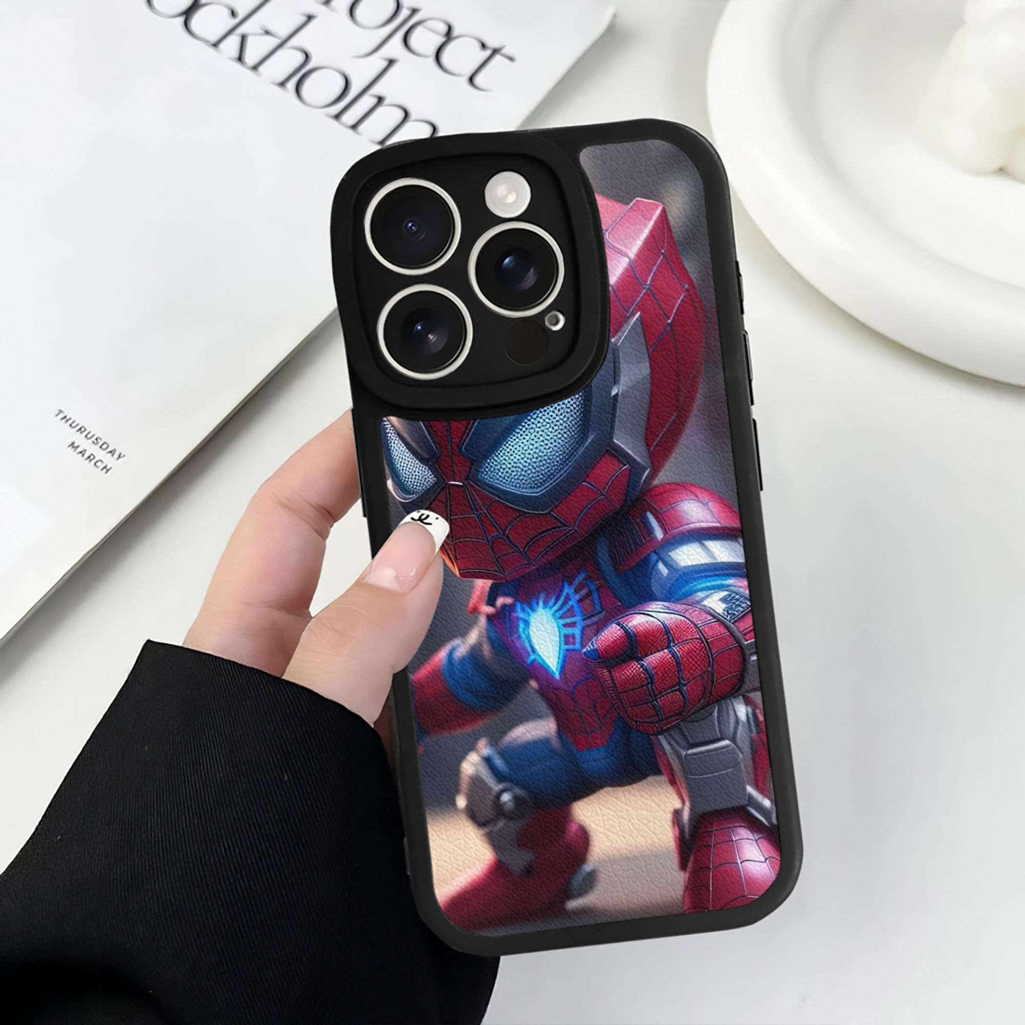 Spider Man スパイダーマン 【iPhone 16シリーズ対応】シリコンスマホケース（レザー調） 材質：シリコン